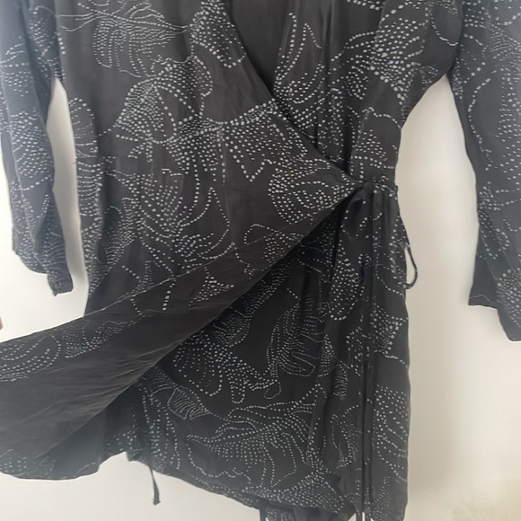 RVCA wrap romper. Black with grey. Size small. - Picture 3 of 4